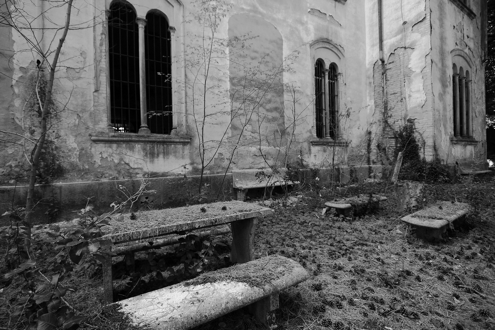 20_ Il lato oscuro della mente - Manicomo di Volterra.JPG - ...qui, nei cortili, sulle panchine di pietra, all'ombra degli alberi, regna un surreale silenzio...